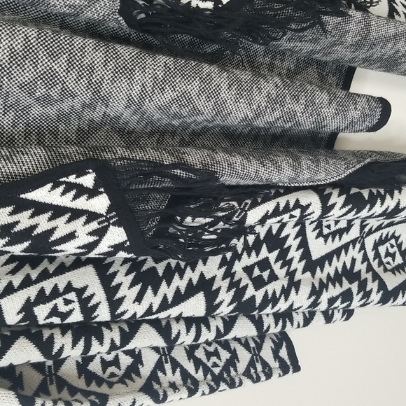 Chelsea & Theodore long Sleeve Sweater  Aztec Print with fringe - Picture 3 of 6